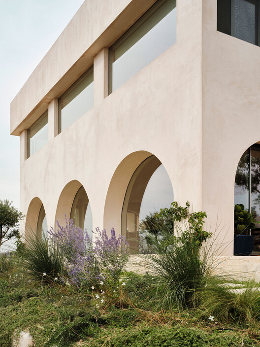 Coveta Residence / 100 Planos arquitectura-外観写真、コンクリート、アーケード