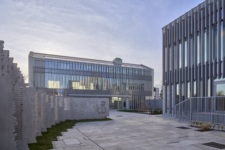 Dom Turka House of Remembrance / Thremend -Exterior Photography、Concrete