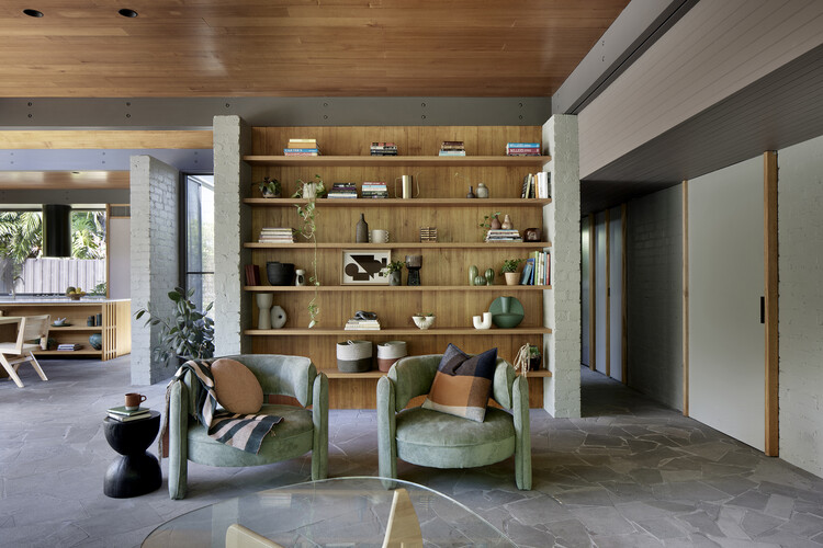 Eaglemont House / Bent Architecture-インテリア写真、リビングルーム、木材、棚、テーブル、椅子、照明、ソファ