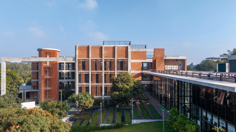 Euro School Banerghatta / Vijay Gupta Architects（VGA） -  38の画像1