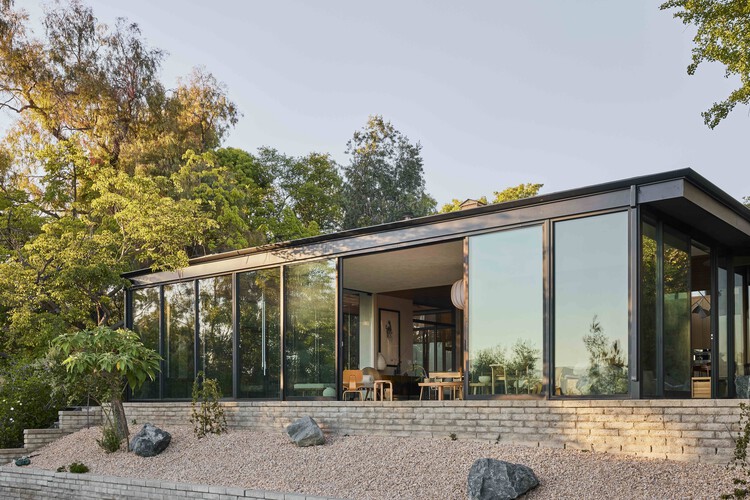 Glass Ridge House / OWIU Design -Image 1 of 23