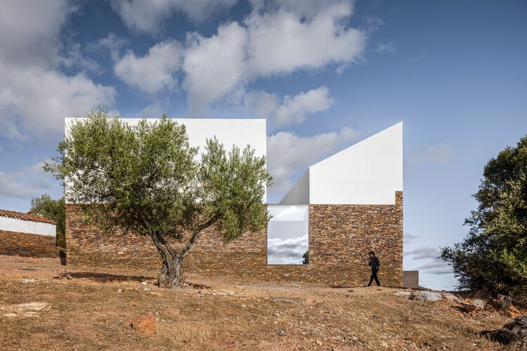 MortuáriadeBarrancos House / Mesa Atelier -Image 1 of 32